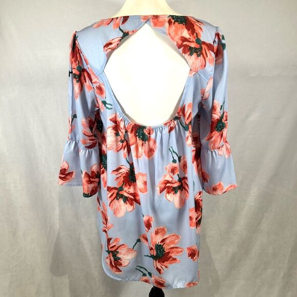 Light blue floral backless oversized top size medium - Picture 4 of 6
